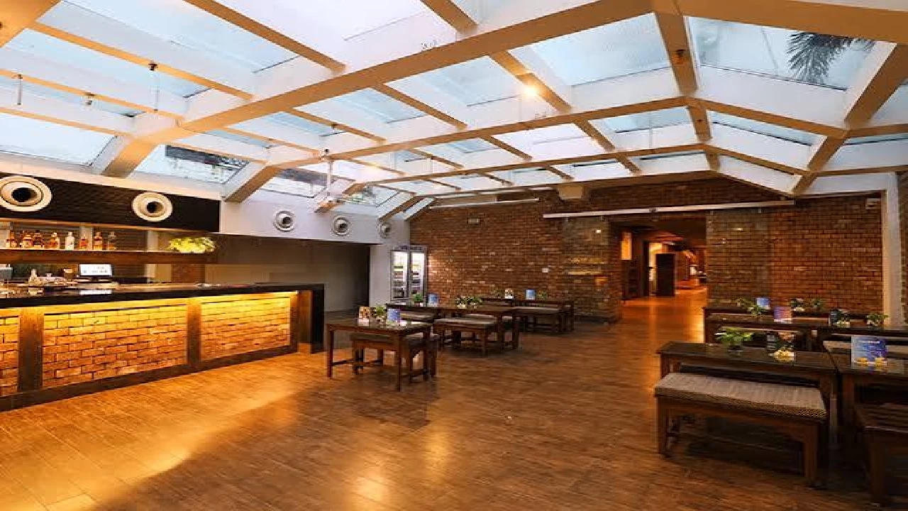 Wilson's The Pub - The Lalit Great Eastern